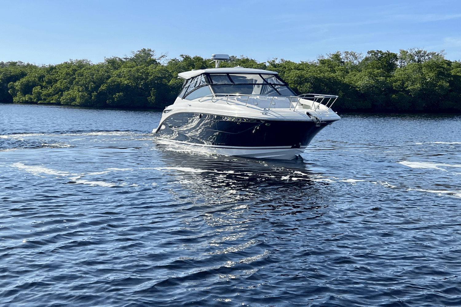 Slide: The Image of Sea Ray 320 SUNDANCER OB 2022 - 11