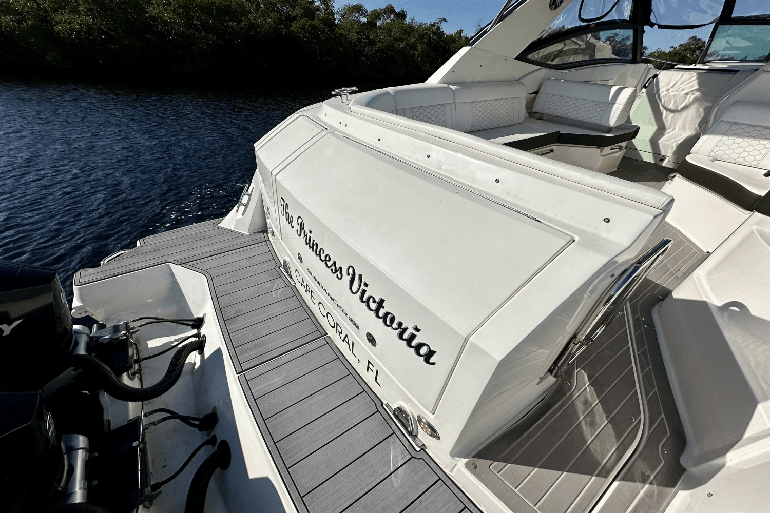 Slide: The Image of Sea Ray 320 SUNDANCER OB 2022 - 12