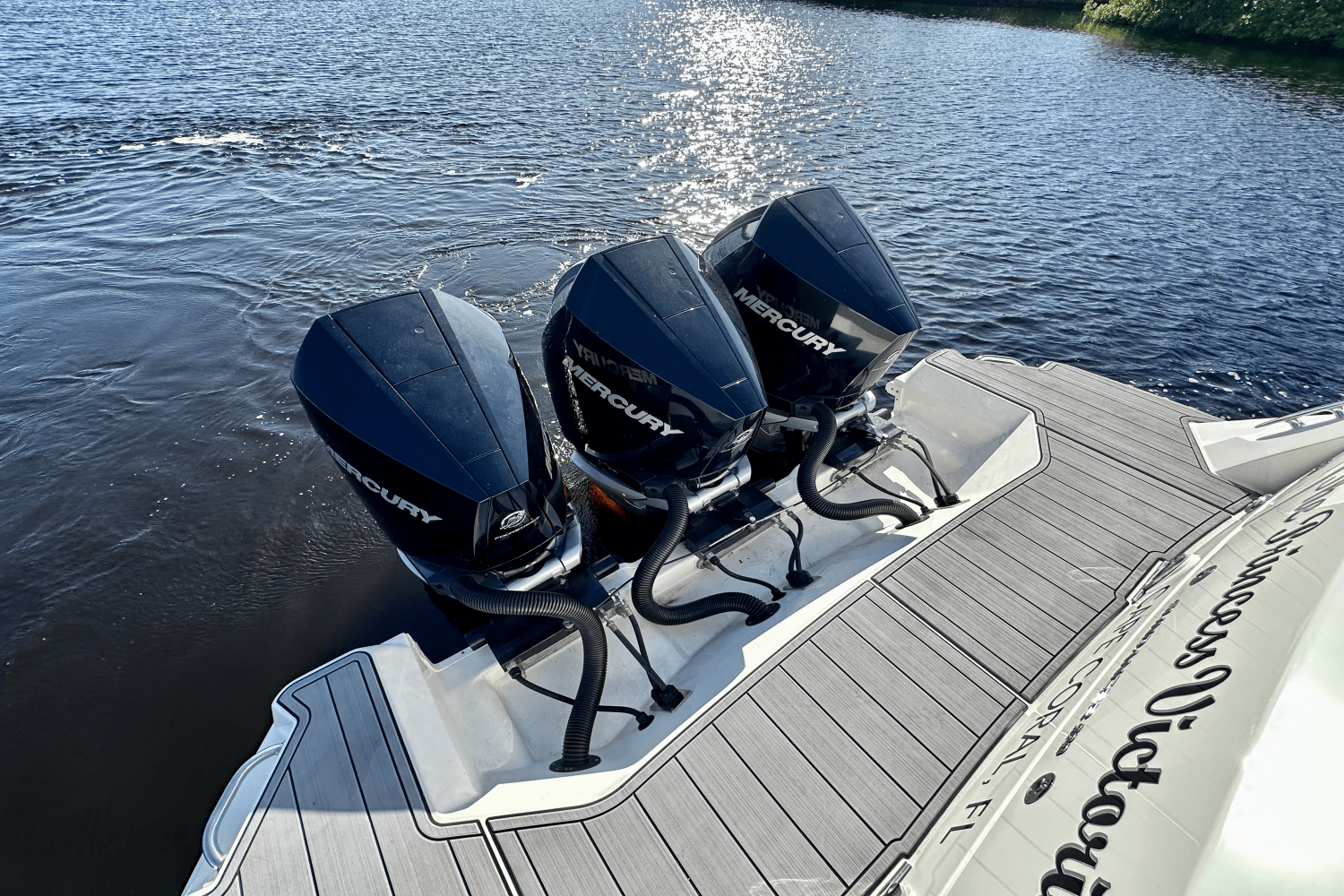 Slide: The Image of Sea Ray 320 SUNDANCER OB 2022 - 13