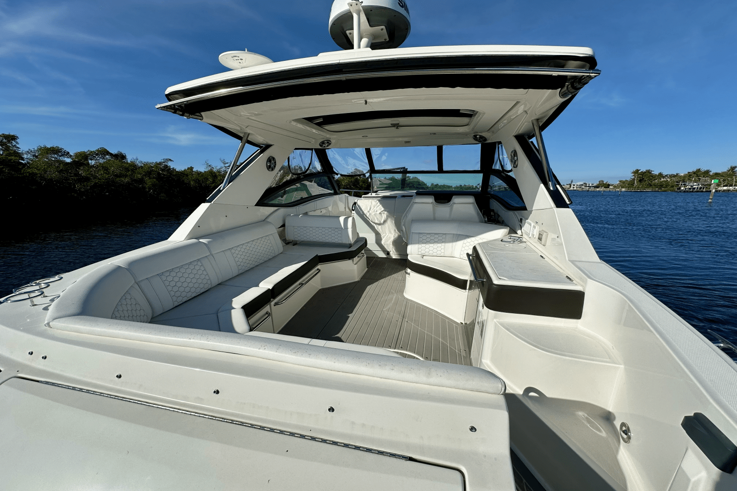 Slide: The Image of Sea Ray 320 SUNDANCER OB 2022 - 14