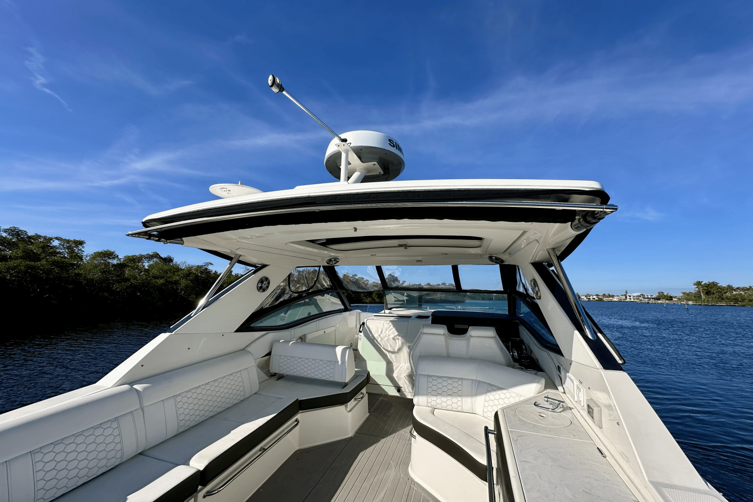 Slide: The Image of Sea Ray 320 SUNDANCER OB 2022 - 15