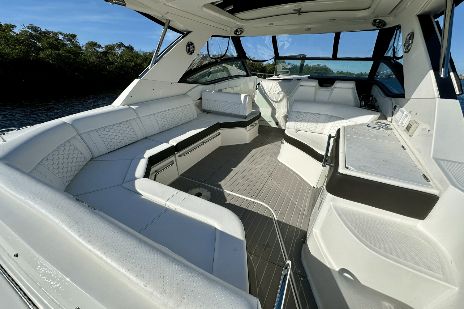 Slide: The Image of Sea Ray 320 SUNDANCER OB 2022 - 16