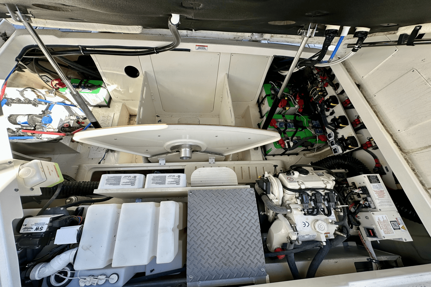 Slide: The Image of Sea Ray 320 SUNDANCER OB 2022 - 17