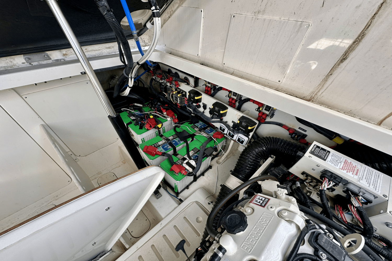 Slide: The Image of Sea Ray 320 SUNDANCER OB 2022 - 19