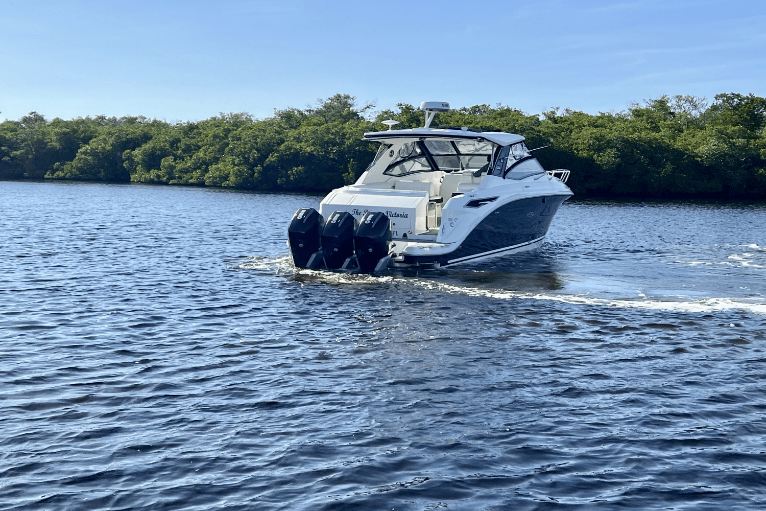 Slide: The Image of Sea Ray 320 SUNDANCER OB 2022 - 2