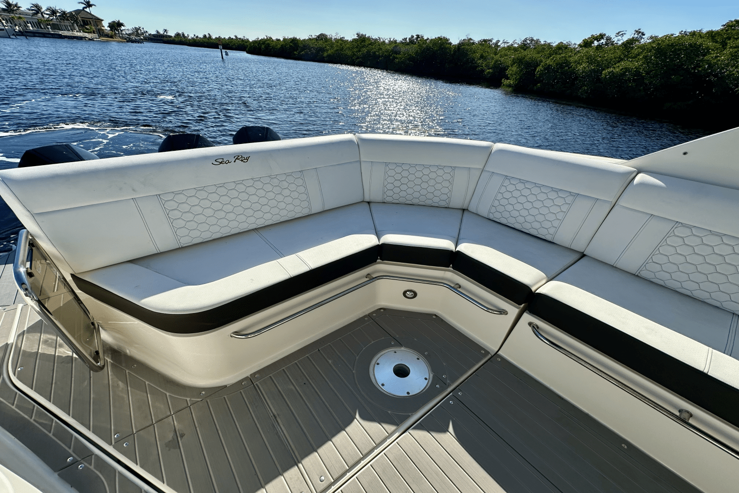 Slide: The Image of Sea Ray 320 SUNDANCER OB 2022 - 21