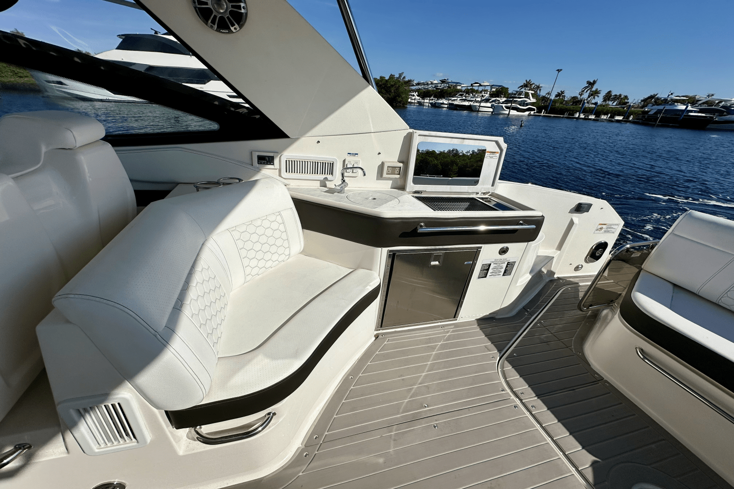 Slide: The Image of Sea Ray 320 SUNDANCER OB 2022 - 22