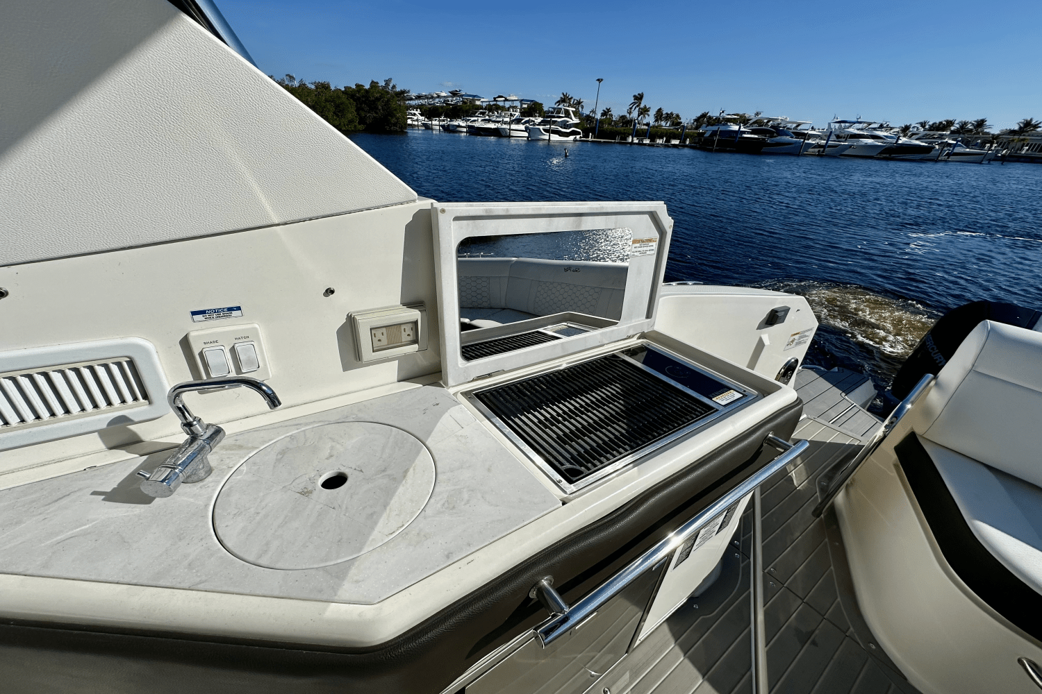 Slide: The Image of Sea Ray 320 SUNDANCER OB 2022 - 23