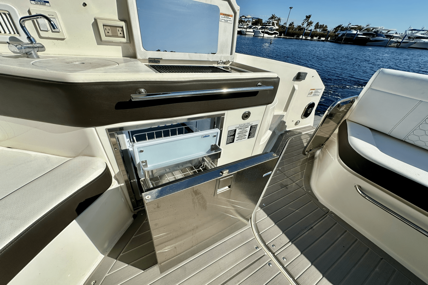 Slide: The Image of Sea Ray 320 SUNDANCER OB 2022 - 24