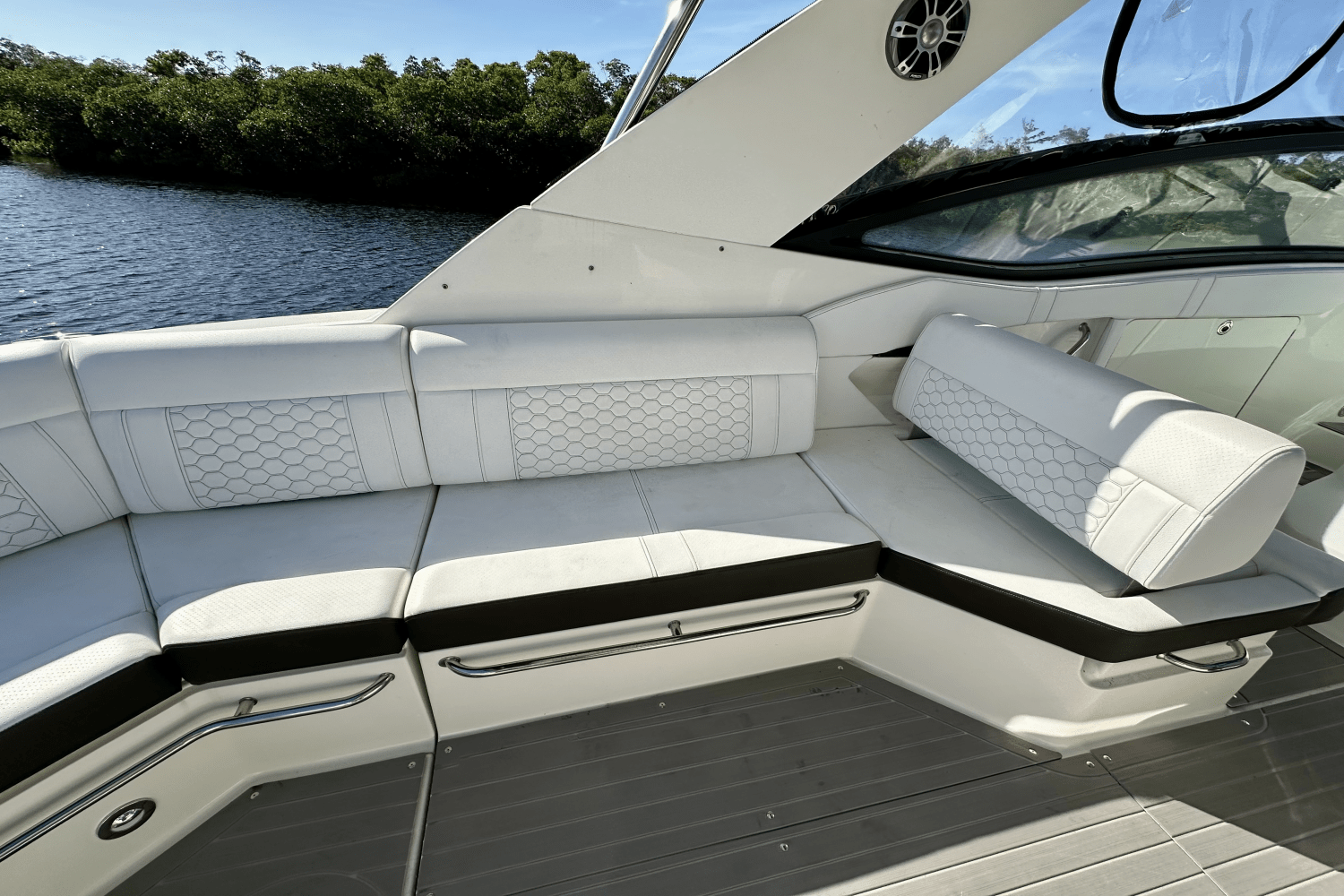 Slide: The Image of Sea Ray 320 SUNDANCER OB 2022 - 25