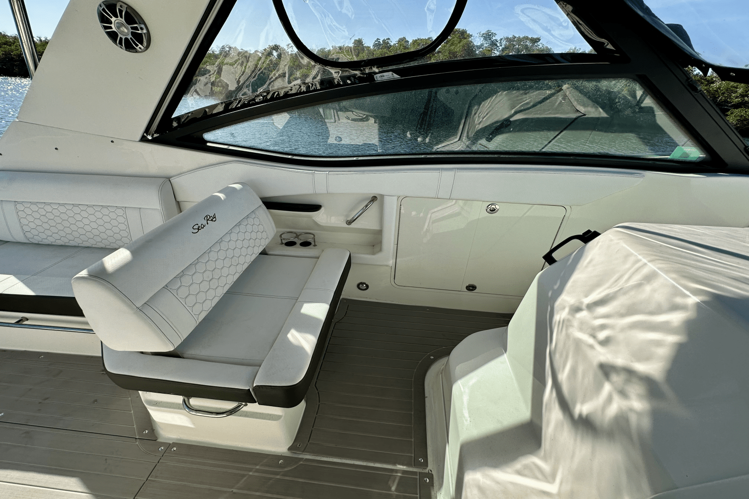 Slide: The Image of Sea Ray 320 SUNDANCER OB 2022 - 26