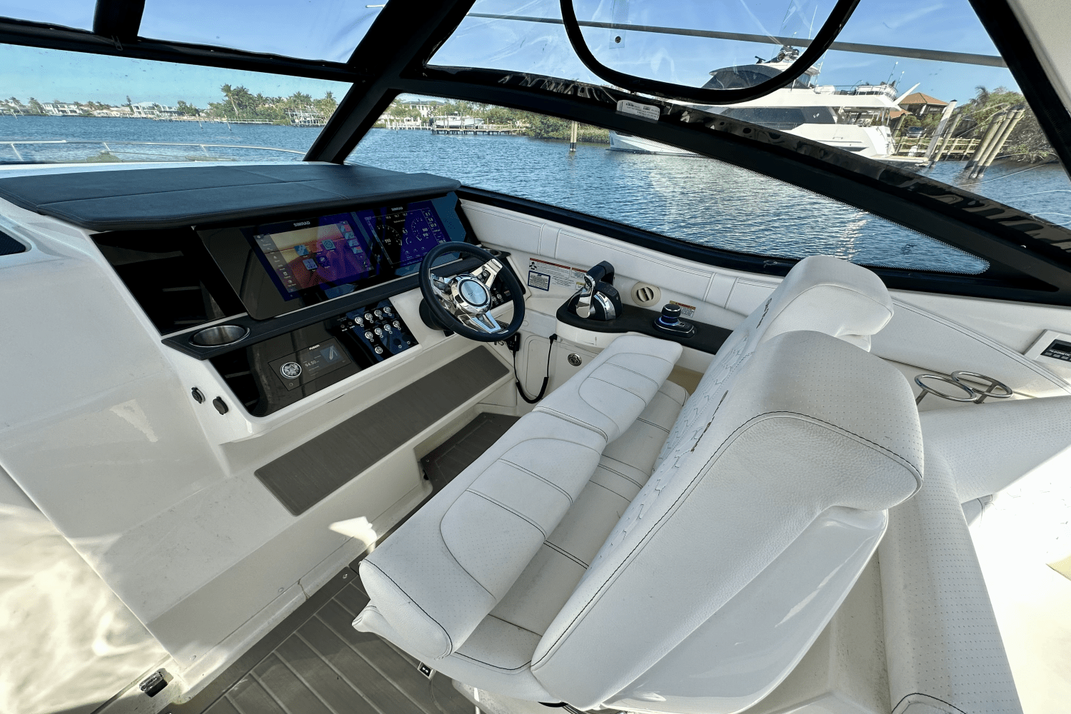 Slide: The Image of Sea Ray 320 SUNDANCER OB 2022 - 27