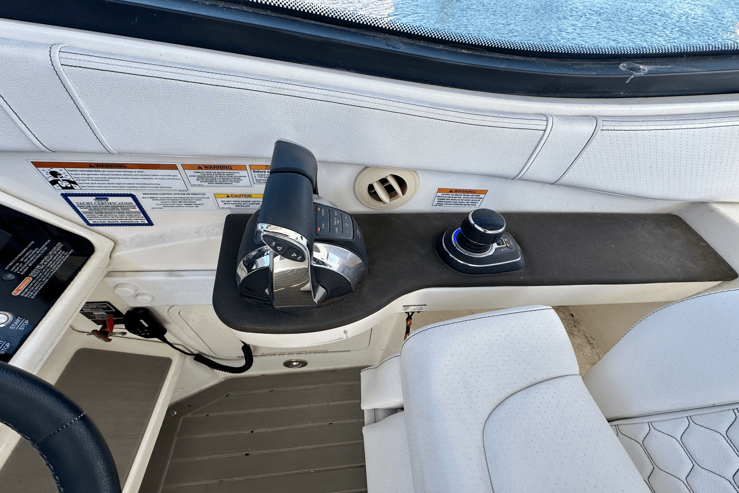 Slide: The Image of Sea Ray 320 SUNDANCER OB 2022 - 28