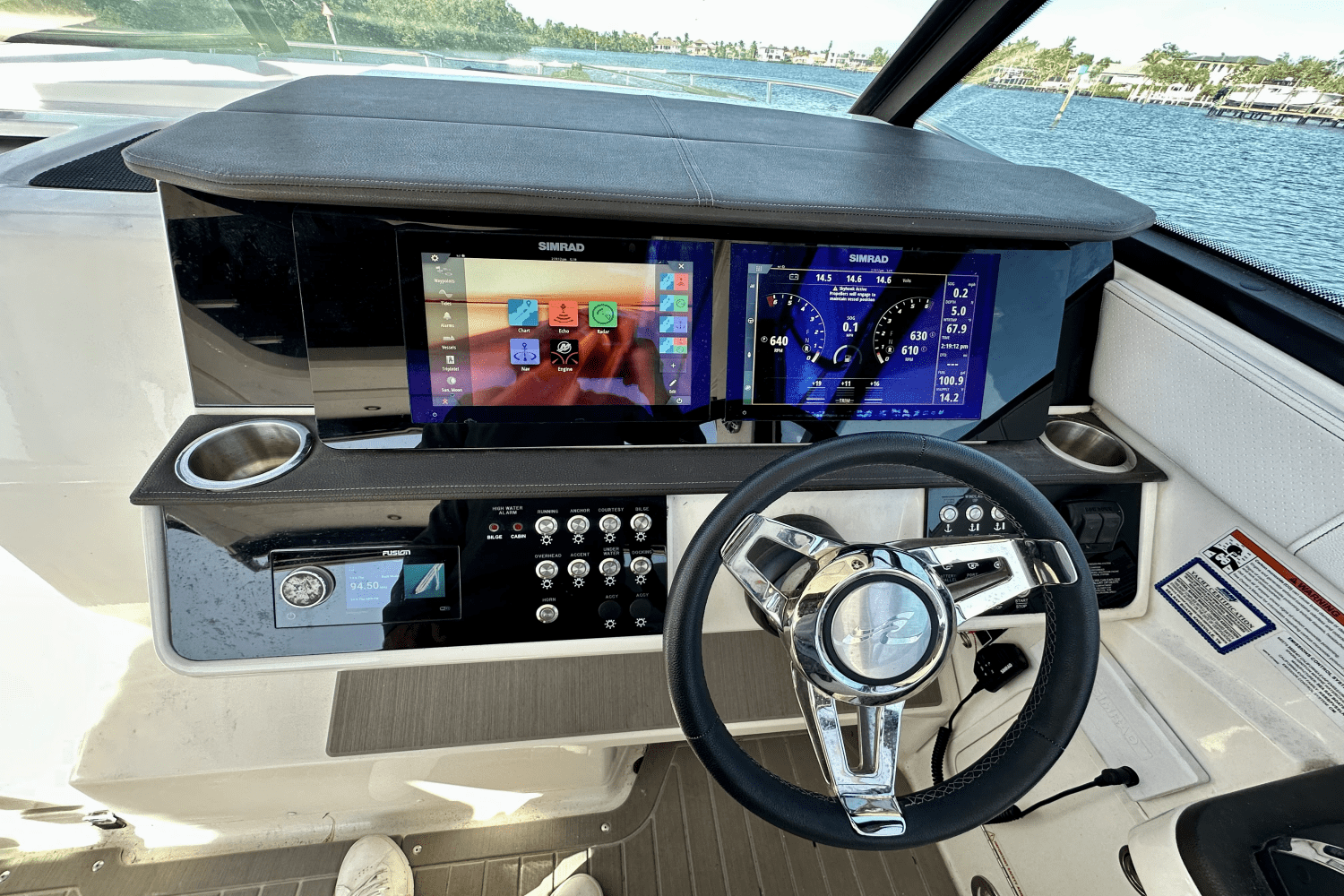 Slide: The Image of Sea Ray 320 SUNDANCER OB 2022 - 29