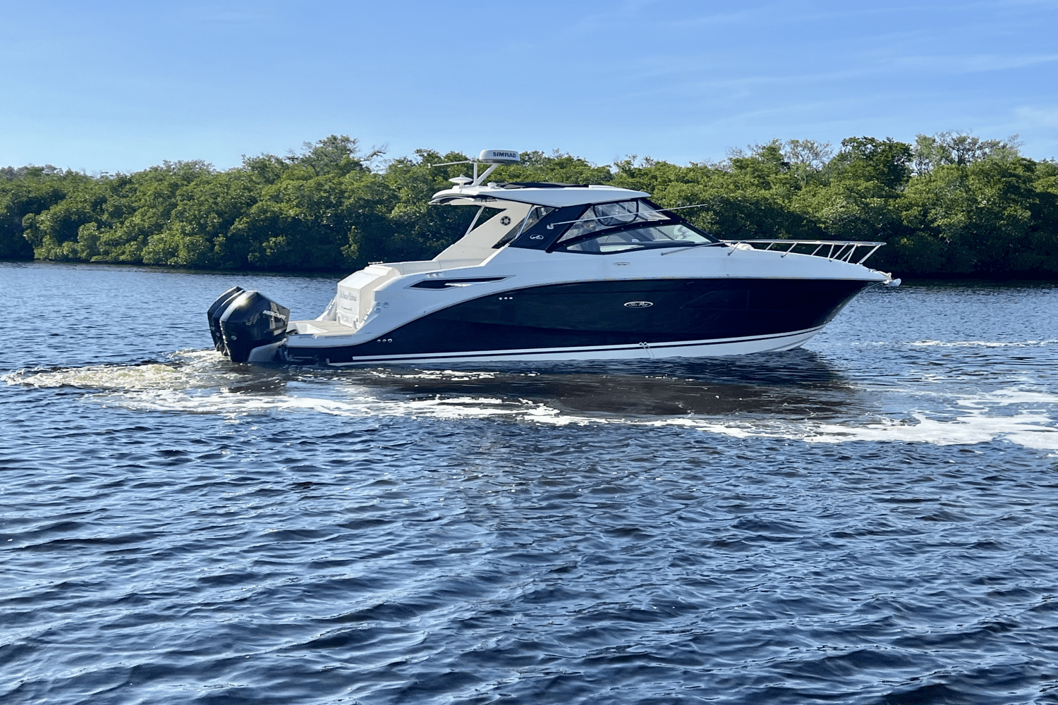 Slide: The Image of Sea Ray 320 SUNDANCER OB 2022 - 3