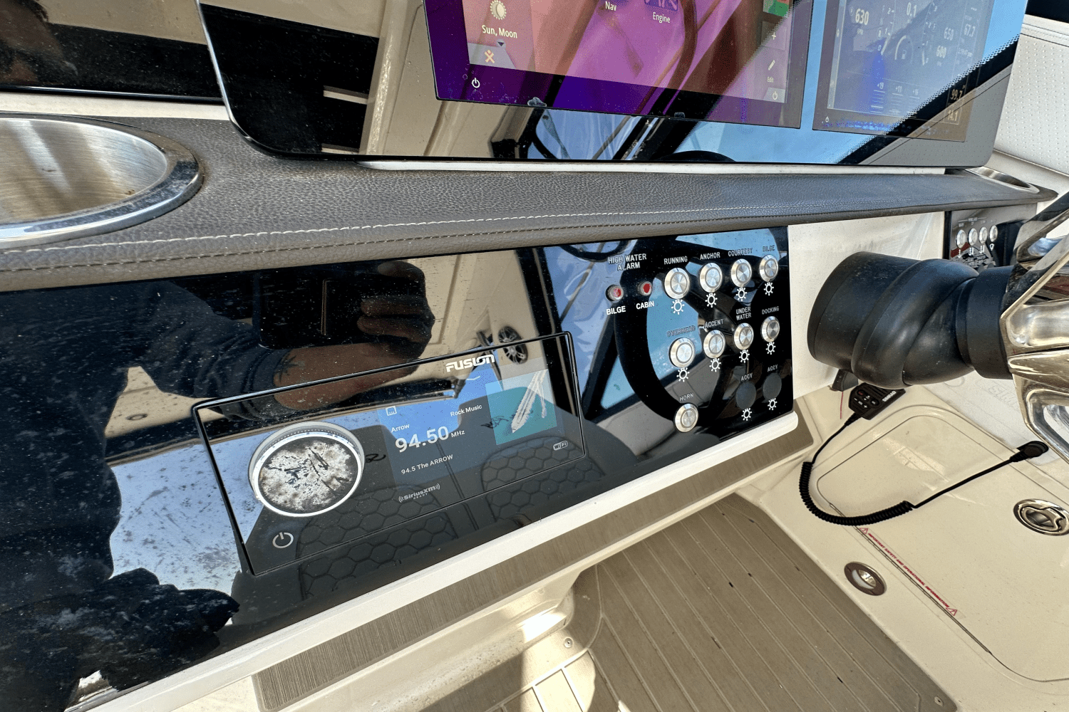 Slide: The Image of Sea Ray 320 SUNDANCER OB 2022 - 31