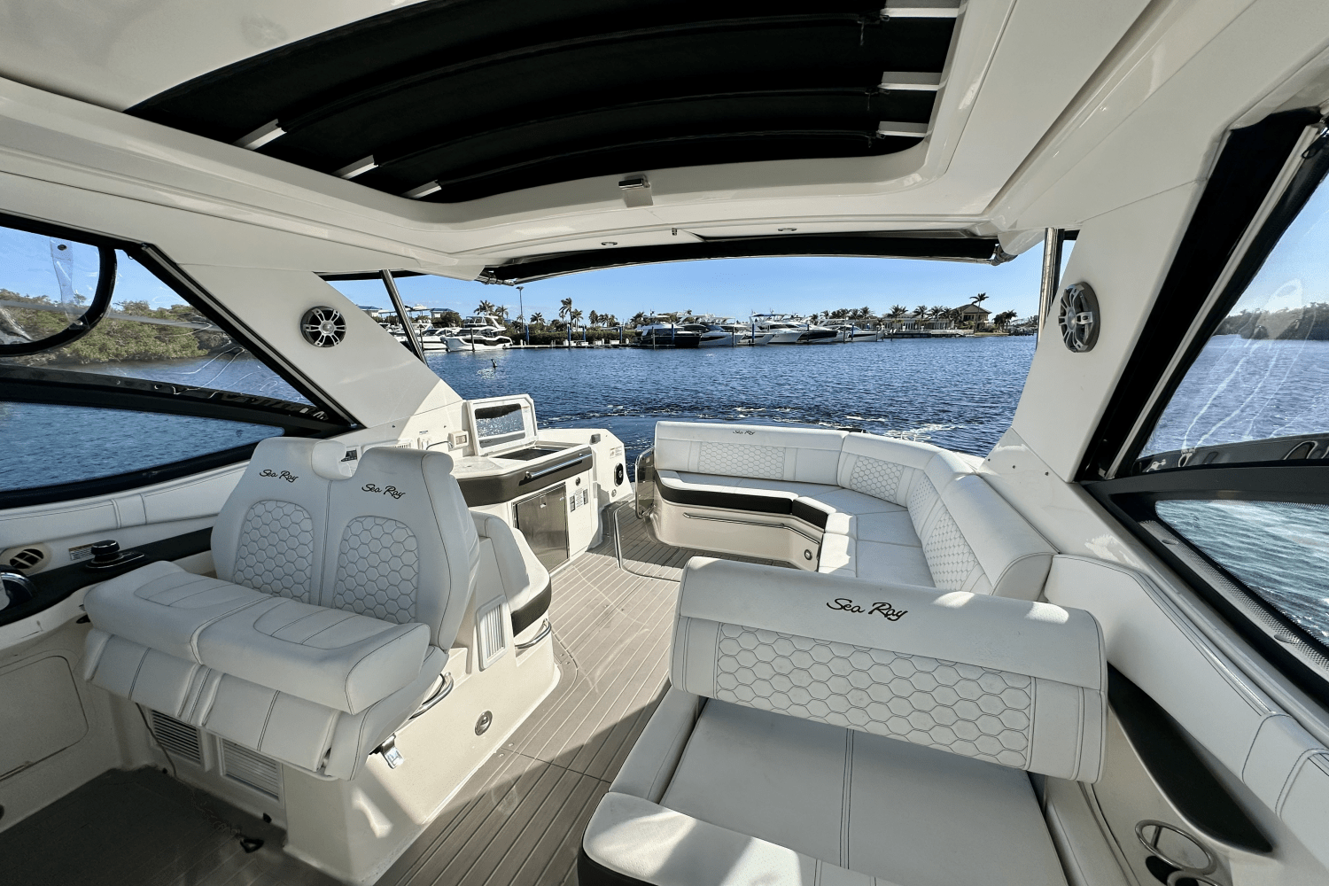 Slide: The Image of Sea Ray 320 SUNDANCER OB 2022 - 32