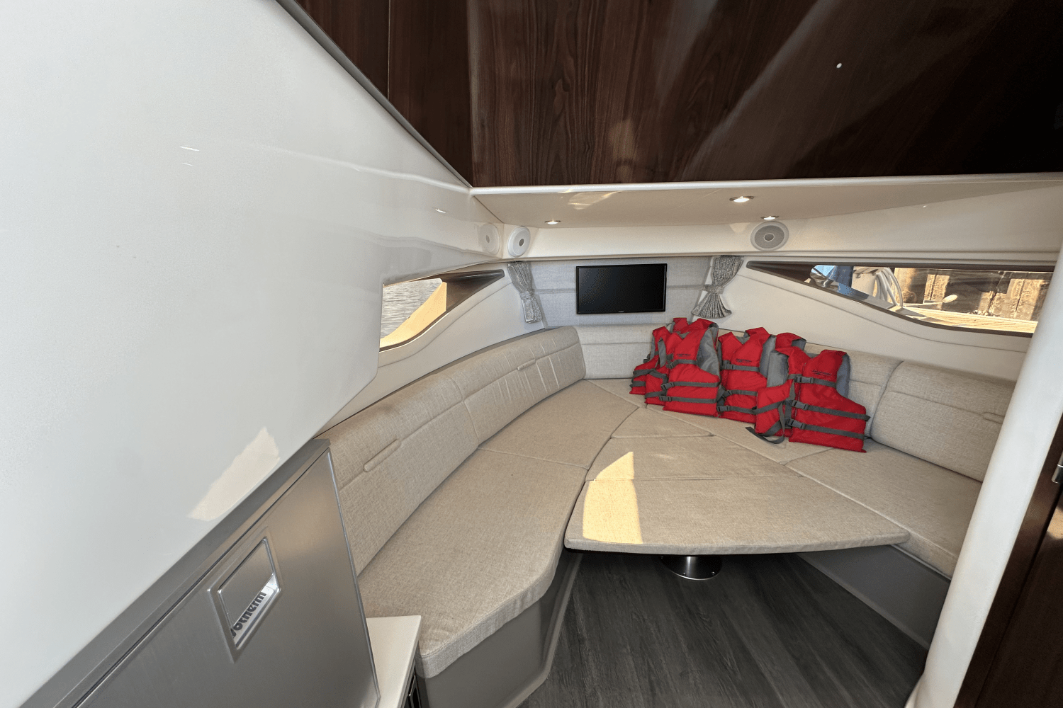 Slide: The Image of Sea Ray 320 SUNDANCER OB 2022 - 33