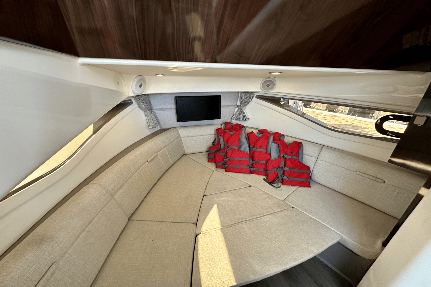 Slide: The Image of Sea Ray 320 SUNDANCER OB 2022 - 34