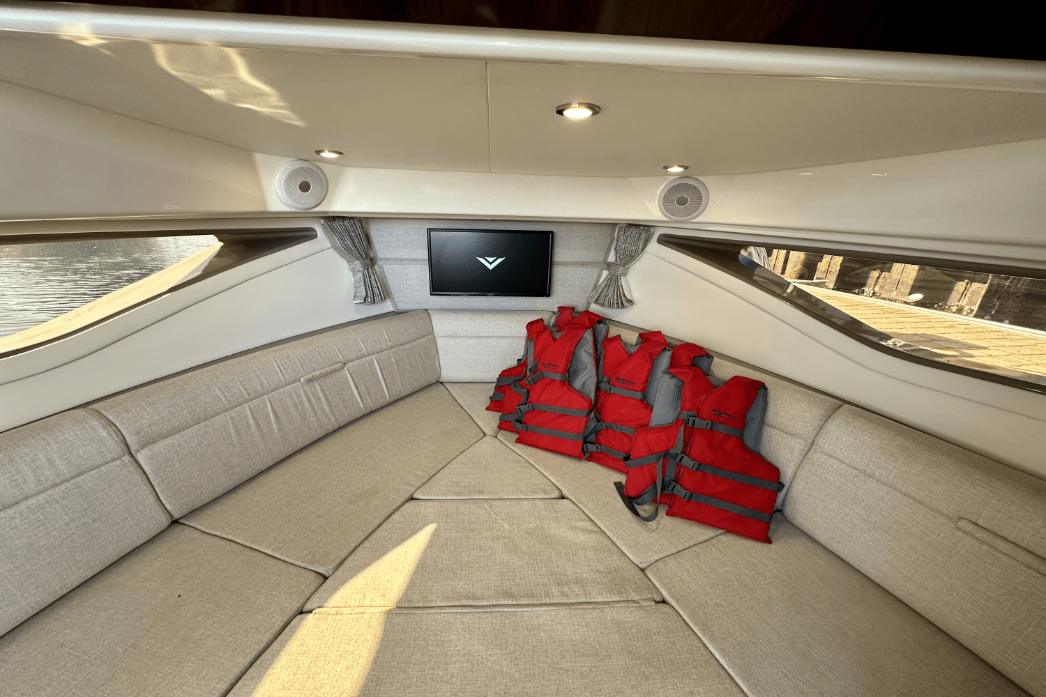 Slide: The Image of Sea Ray 320 SUNDANCER OB 2022 - 35