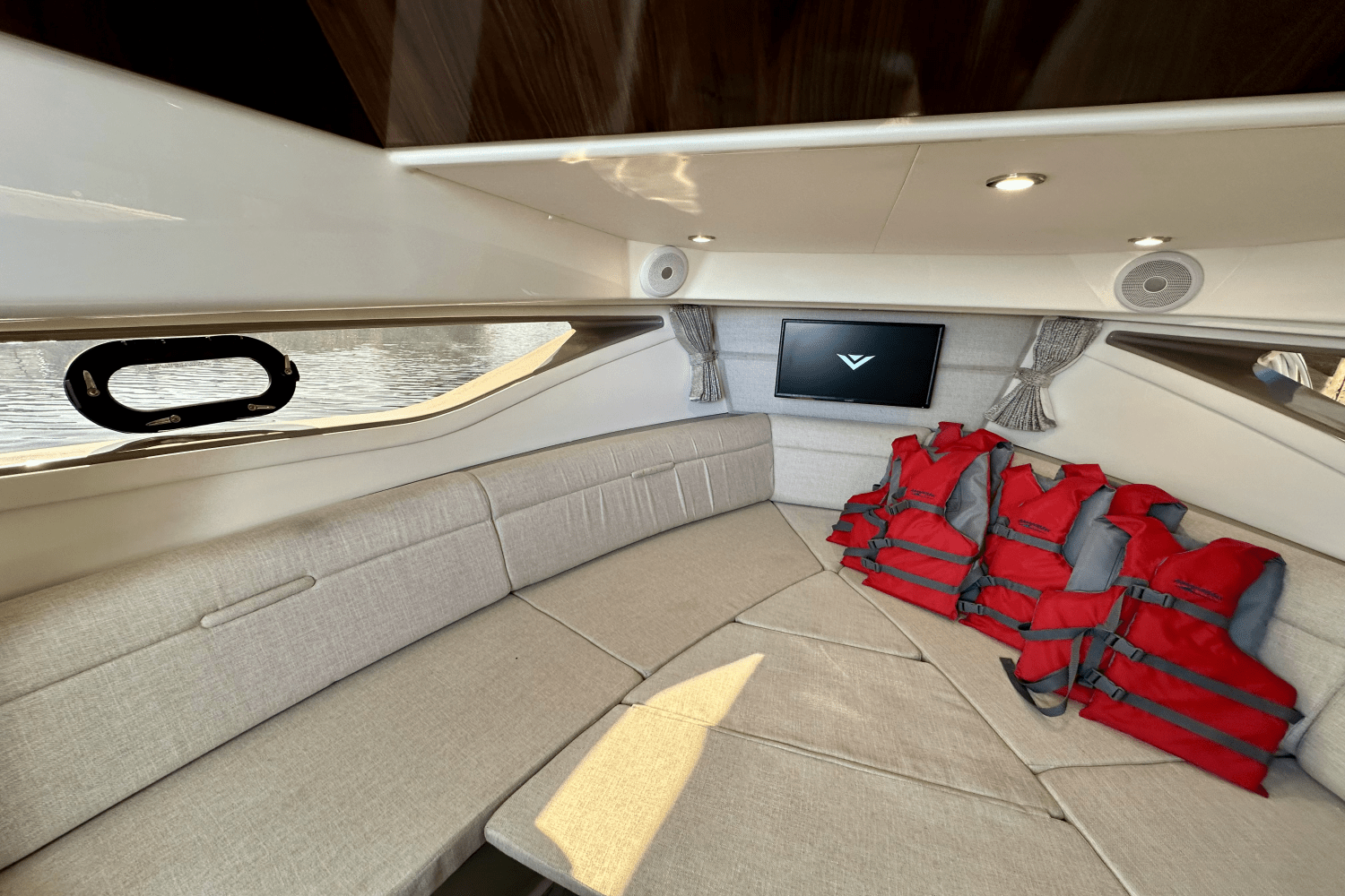 Slide: The Image of Sea Ray 320 SUNDANCER OB 2022 - 36