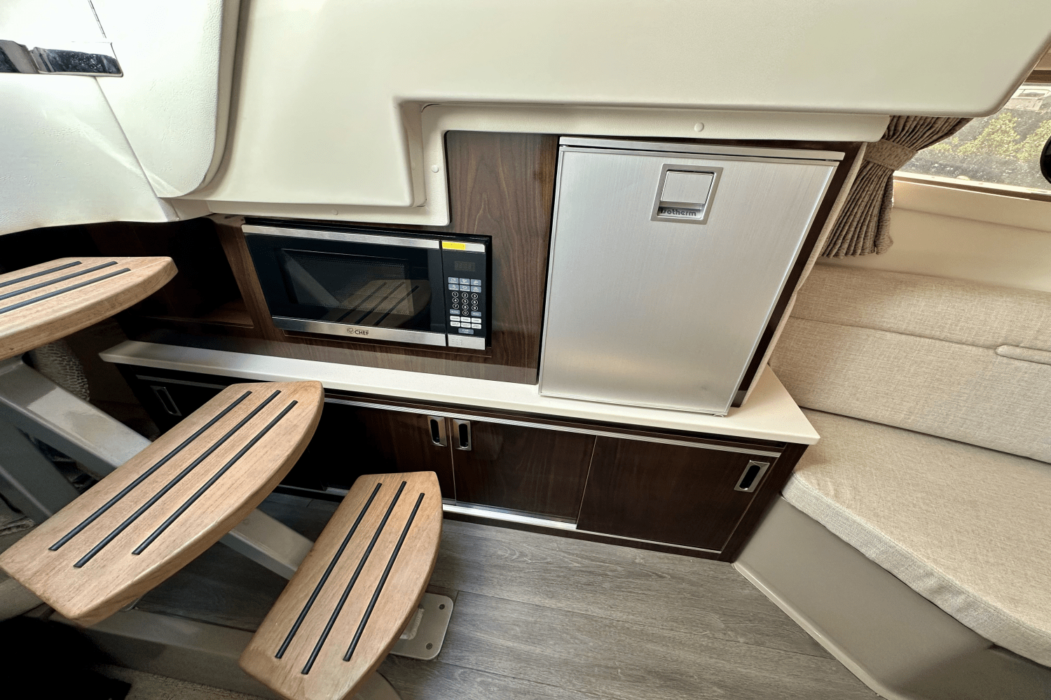 Slide: The Image of Sea Ray 320 SUNDANCER OB 2022 - 37