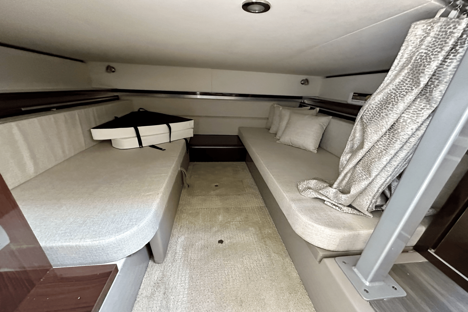 Slide: The Image of Sea Ray 320 SUNDANCER OB 2022 - 38