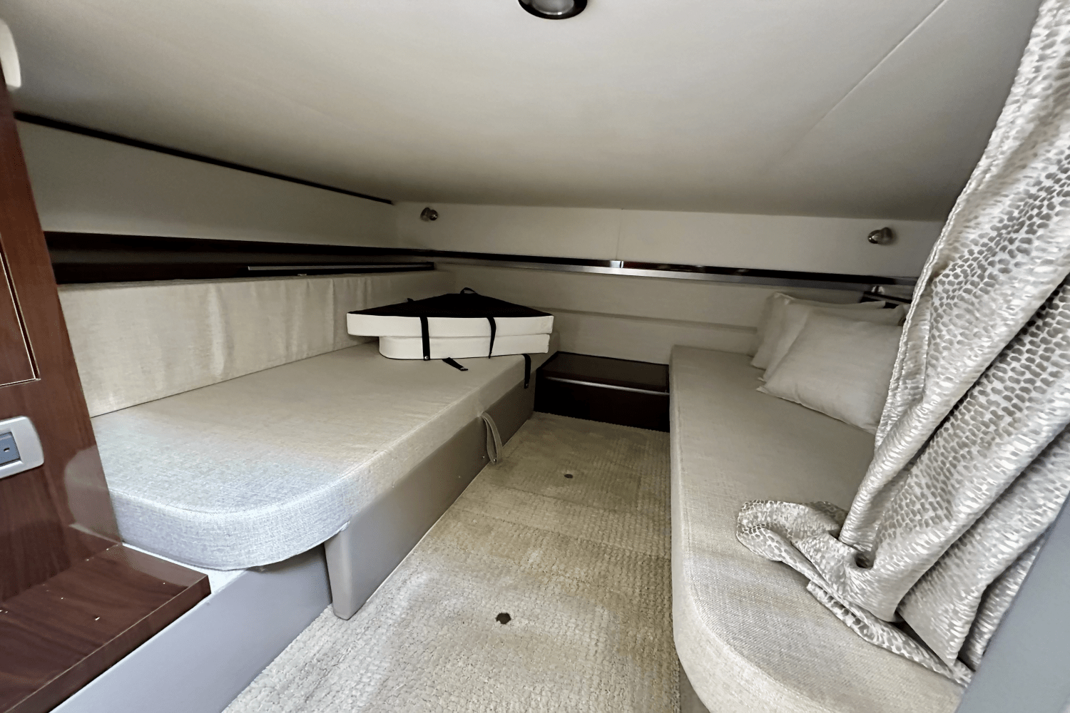 Slide: The Image of Sea Ray 320 SUNDANCER OB 2022 - 39