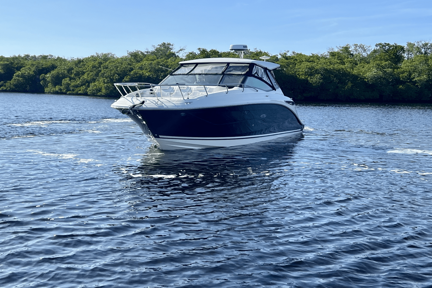 Slide: The Image of Sea Ray 320 SUNDANCER OB 2022 - 4