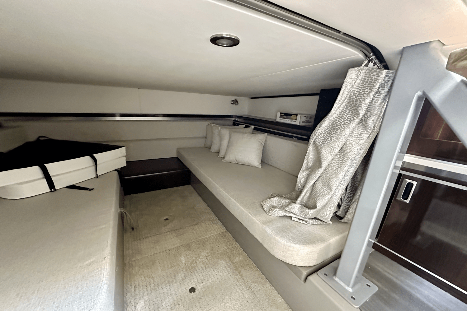 Slide: The Image of Sea Ray 320 SUNDANCER OB 2022 - 40