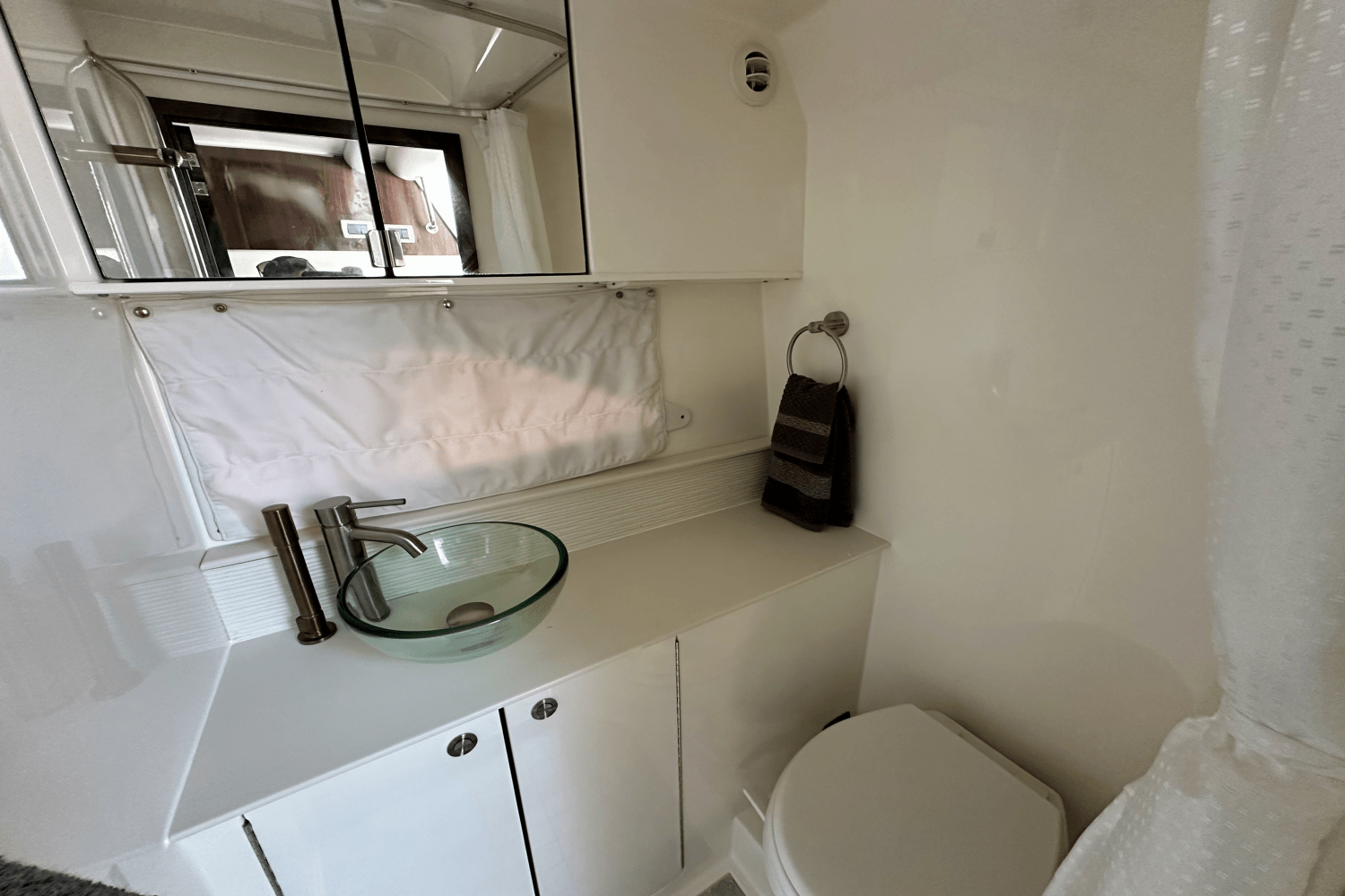 Slide: The Image of Sea Ray 320 SUNDANCER OB 2022 - 41
