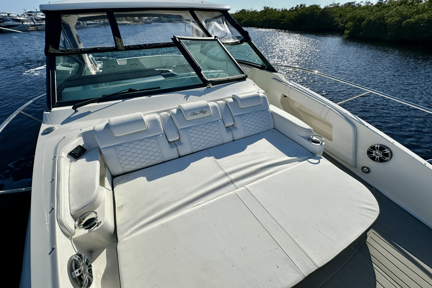 Slide: The Image of Sea Ray 320 SUNDANCER OB 2022 - 42