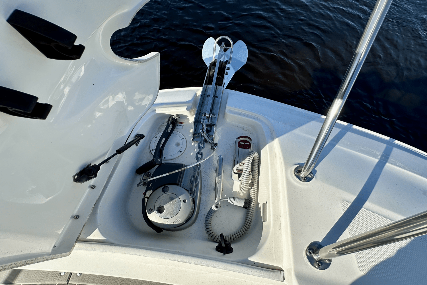 Slide: The Image of Sea Ray 320 SUNDANCER OB 2022 - 45