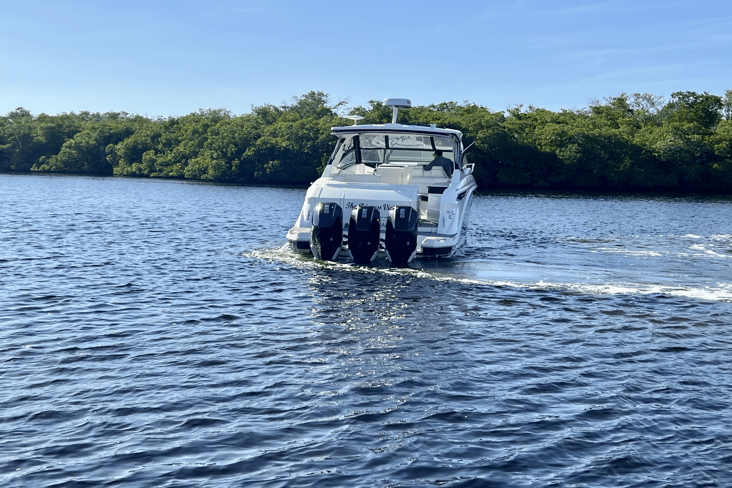 Slide: The Image of Sea Ray 320 SUNDANCER OB 2022 - 5