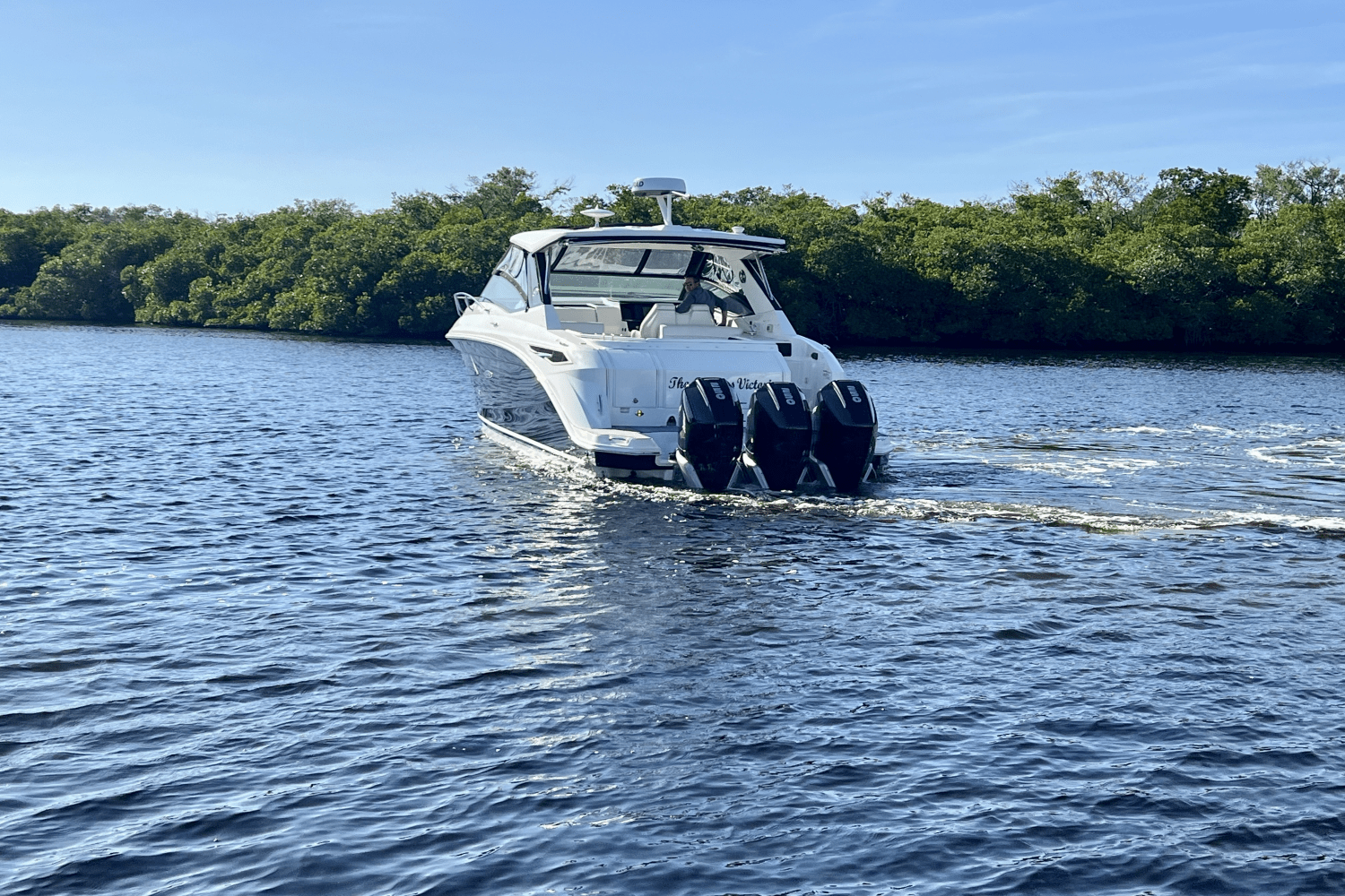 Slide: The Image of Sea Ray 320 SUNDANCER OB 2022 - 6