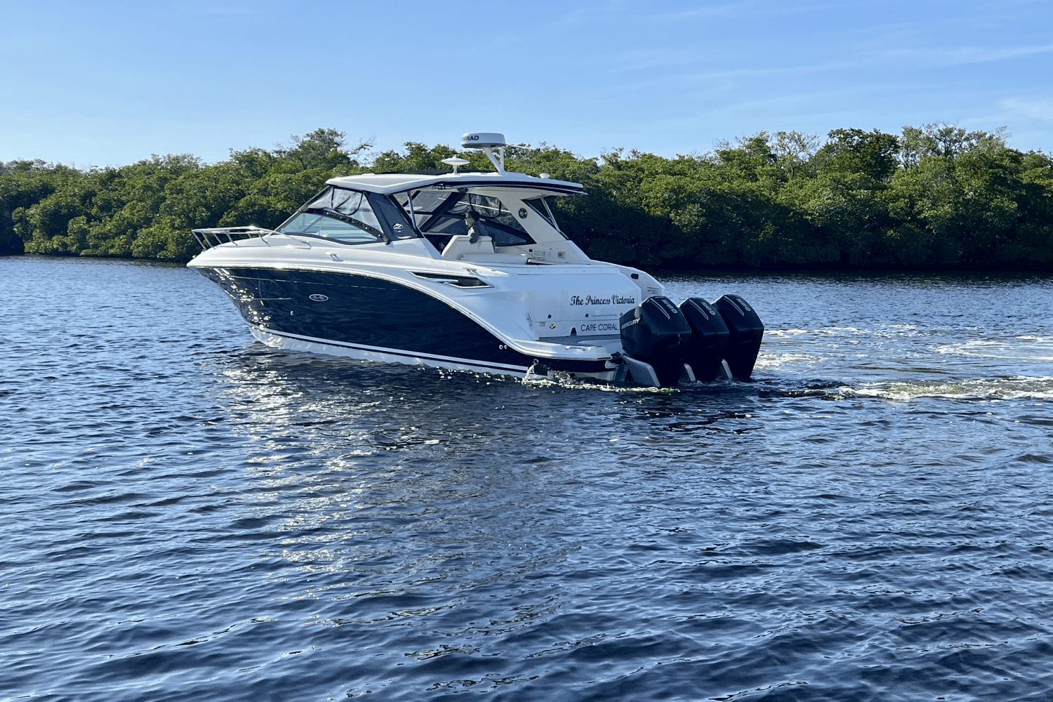 Slide: The Image of Sea Ray 320 SUNDANCER OB 2022 - 7