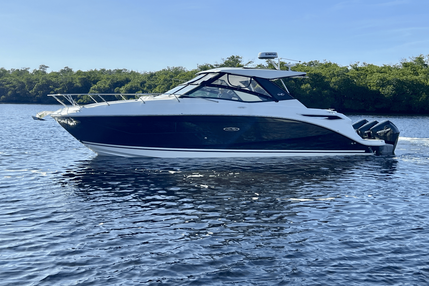 Slide: The Image of Sea Ray 320 SUNDANCER OB 2022 - 8