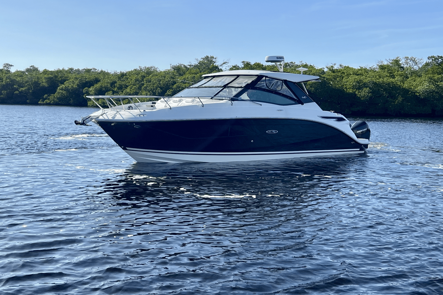 Slide: The Image of Sea Ray 320 SUNDANCER OB 2022 - 9