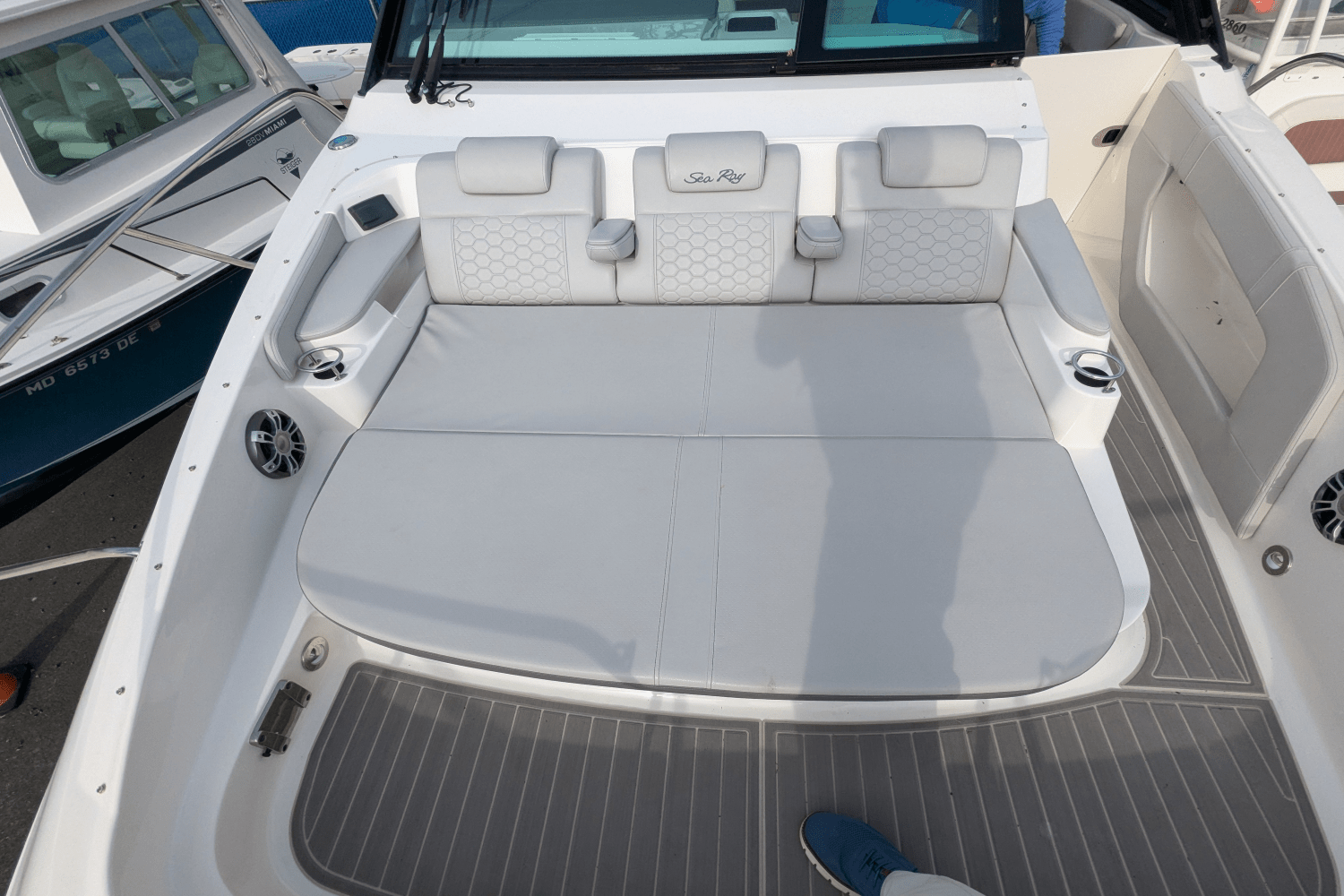 Slide: The Image of Sea Ray 320 SUNDANCER OB 2023 - 10