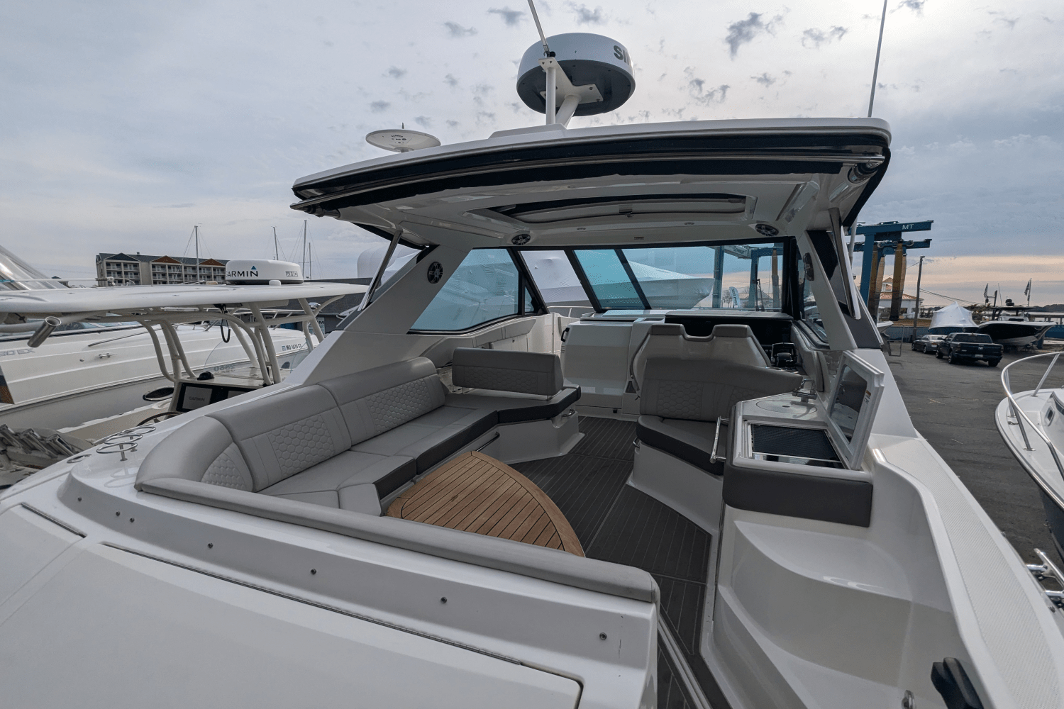 Slide: The Image of Sea Ray 320 SUNDANCER OB 2023 - 12