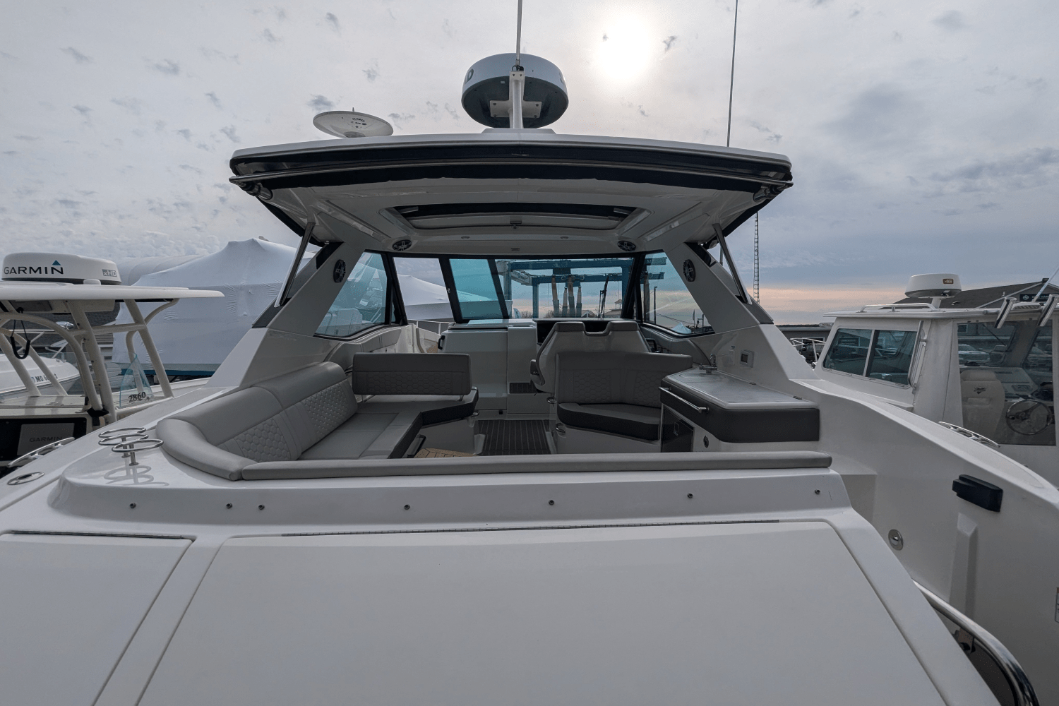 Slide: The Image of Sea Ray 320 SUNDANCER OB 2023 - 13