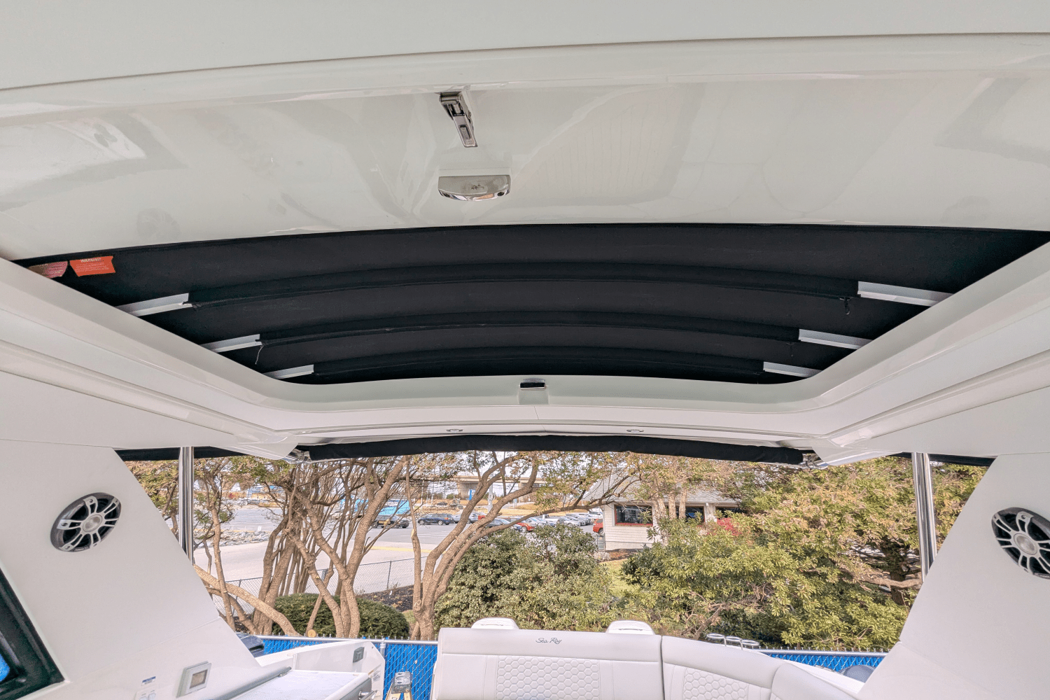 Slide: The Image of Sea Ray 320 SUNDANCER OB 2023 - 14