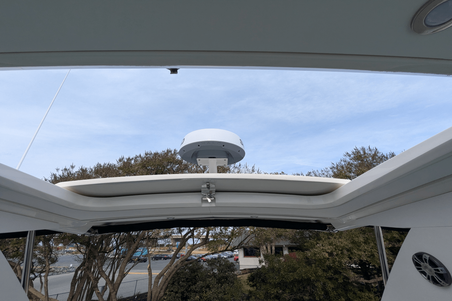 Slide: The Image of Sea Ray 320 SUNDANCER OB 2023 - 15