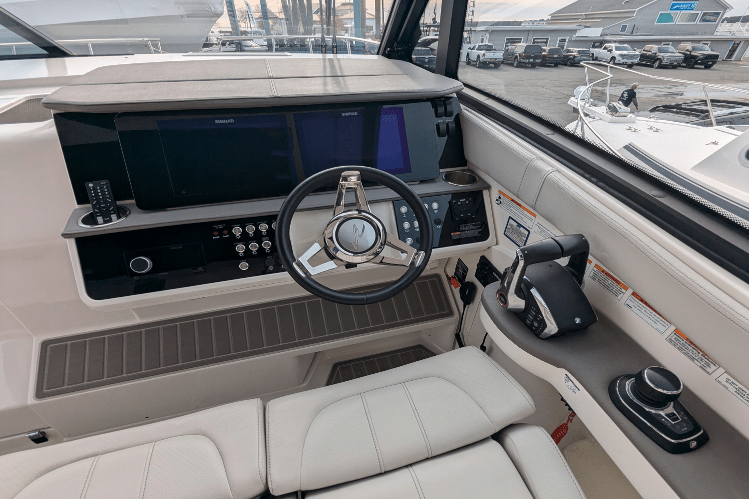 Slide: The Image of Sea Ray 320 SUNDANCER OB 2023 - 17
