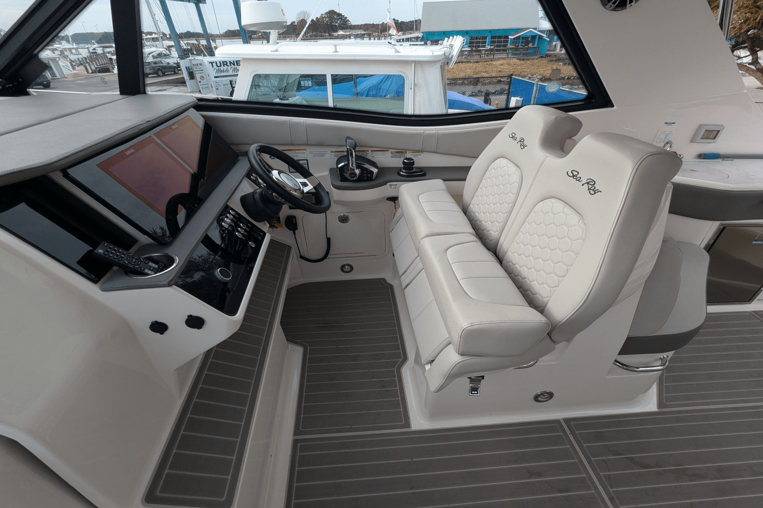 Slide: The Image of Sea Ray 320 SUNDANCER OB 2023 - 18