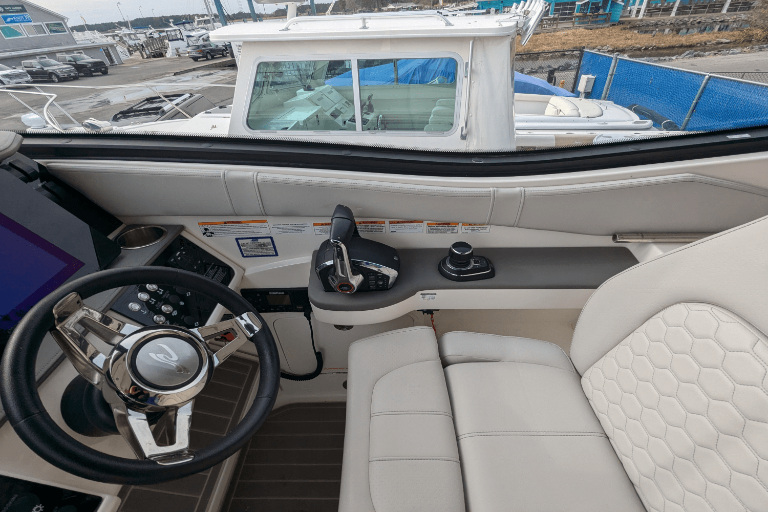 Slide: The Image of Sea Ray 320 SUNDANCER OB 2023 - 19
