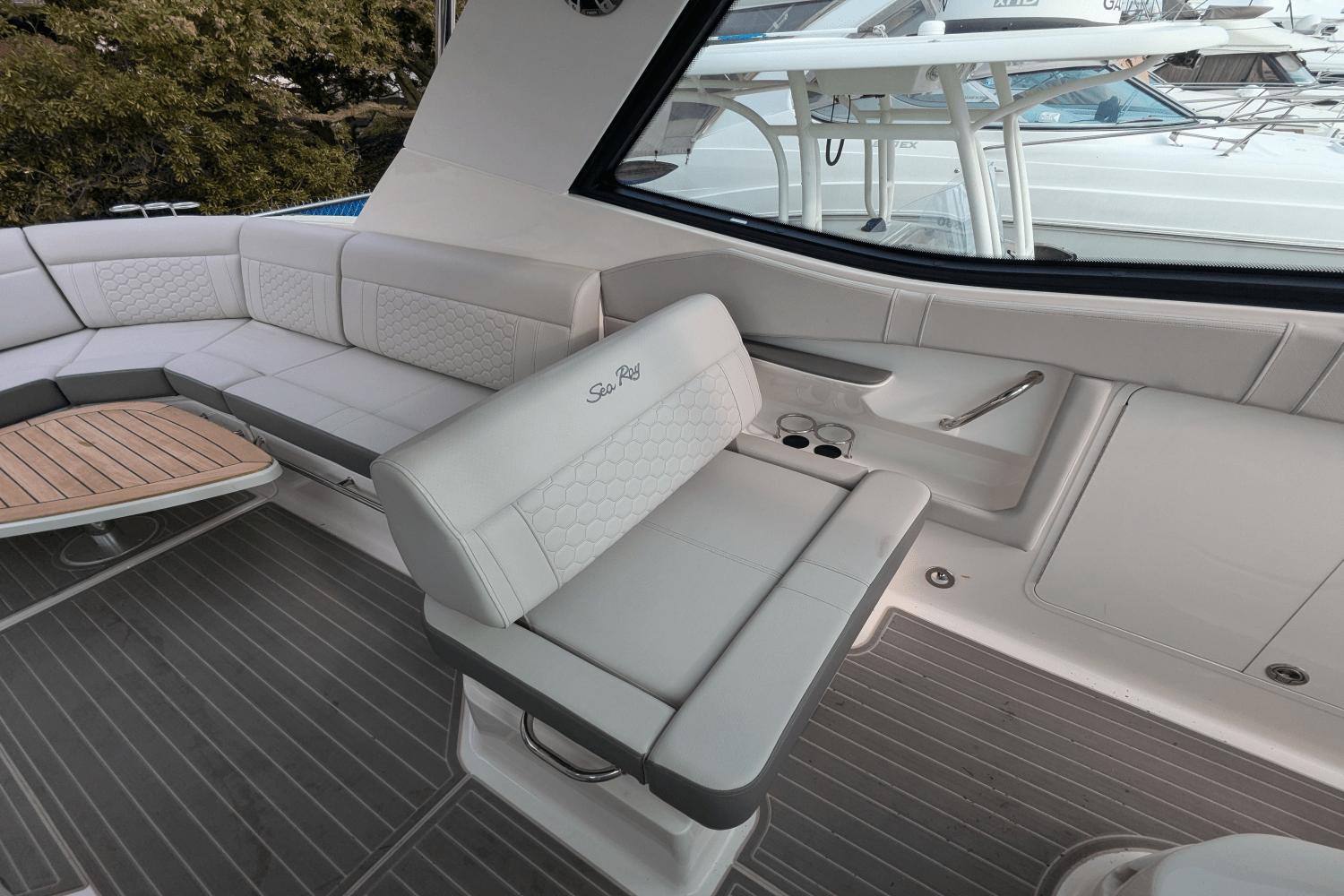 Slide: The Image of Sea Ray 320 SUNDANCER OB 2023 - 20