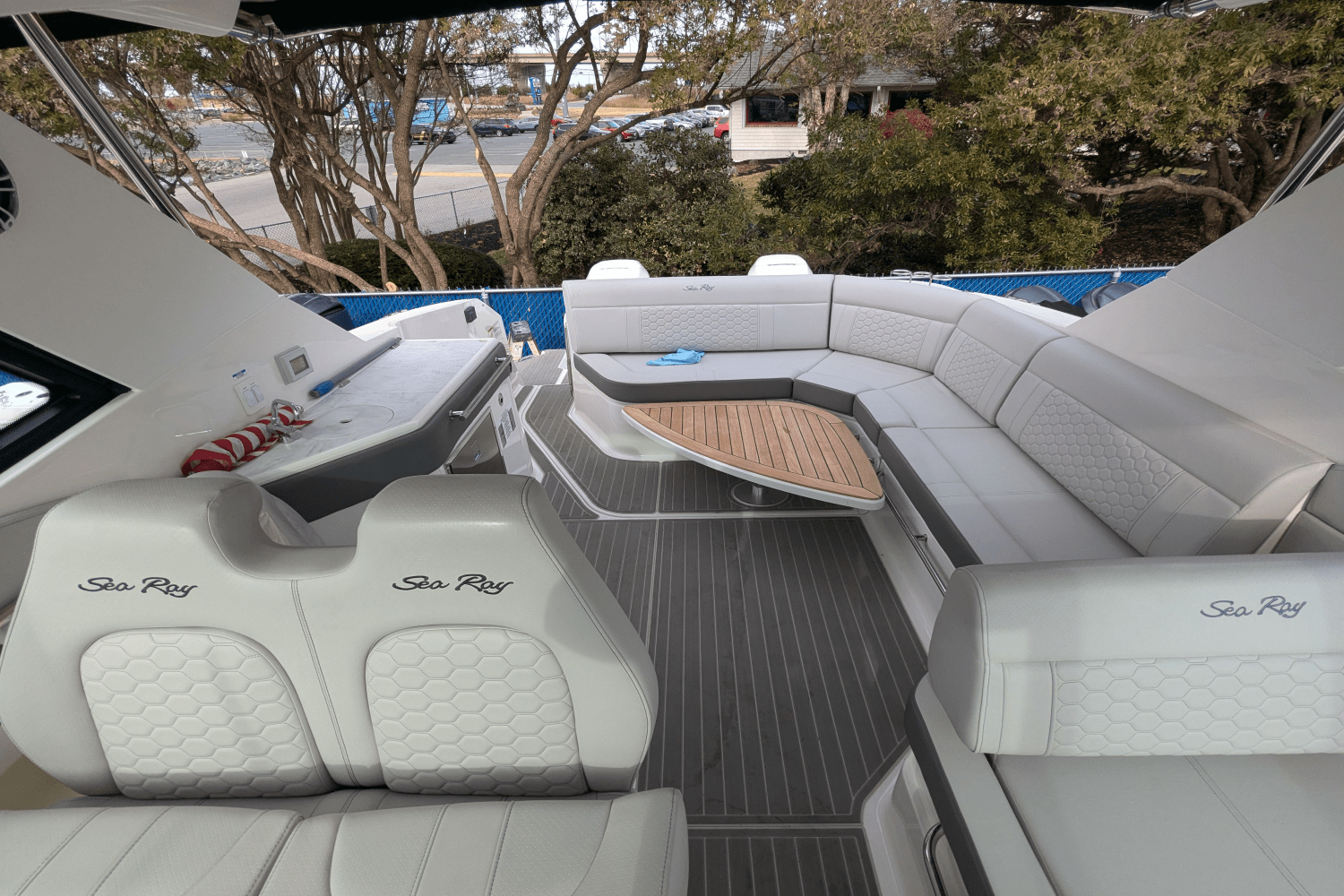 Slide: The Image of Sea Ray 320 SUNDANCER OB 2023 - 21