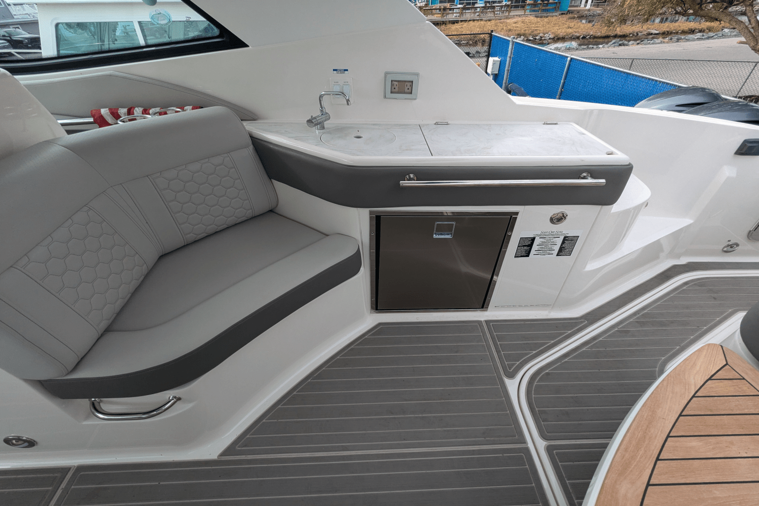 Slide: The Image of Sea Ray 320 SUNDANCER OB 2023 - 22