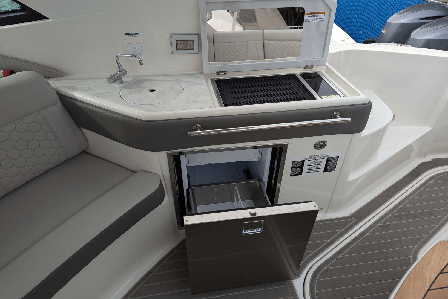 Slide: The Image of Sea Ray 320 SUNDANCER OB 2023 - 23